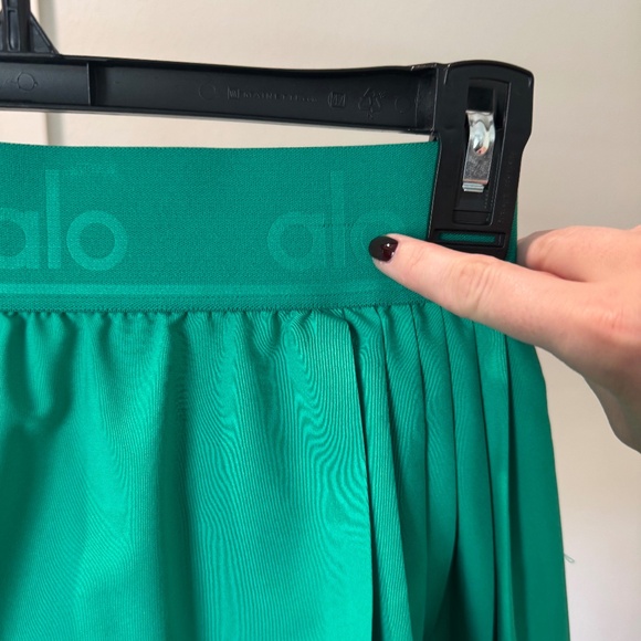 ALO -  Ace's Tennis Skirt in Green Emerald (XS) - Perfect Color for Holidays! - Picture 4 of 4